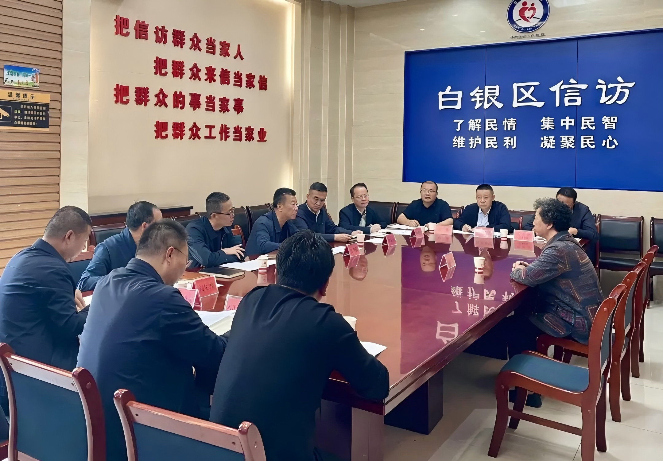 張延保在白銀區(qū)接待來(lái)訪群眾